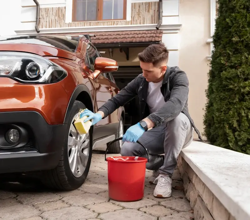 Lavage auto à domicile Saint-Nazaire-en-Royans : professionnel intervenant sur un véhicule